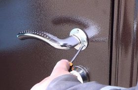 Замена дверной ручки металлической двери в Хасавюрте
